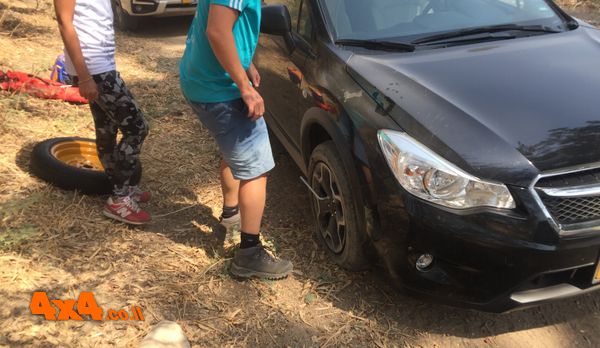 פנצ'ר בגלגל מאלץ אותנו לנצל את הזמן לארוחת צהריים בנחל