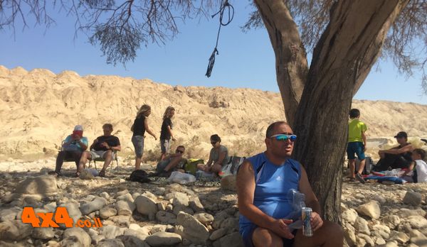 הפסקת צהריים תחת העץ בנחל פרצים