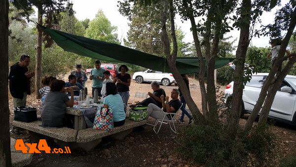 אוכלים תוך הערכות נגד הגשם....