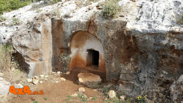 מערת הקבורה בחירבת סומק