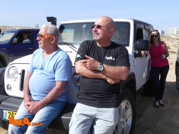 משגיח על המטיילים המתמודדים עם העלייה