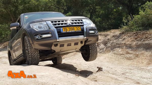 פאג'רו שלא מן המניין התגנב לשיירה.... שווה תמונה