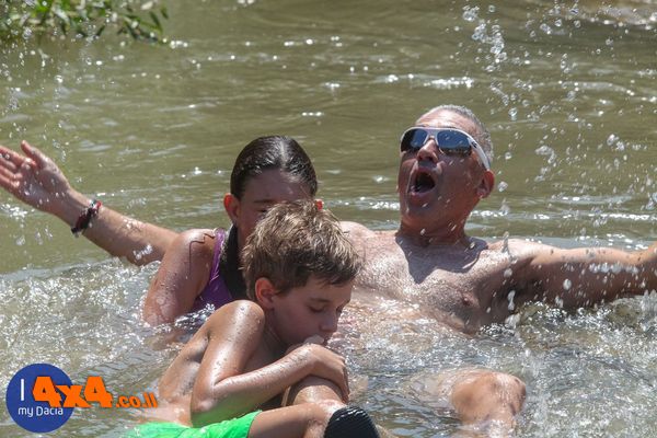 נהנים בנהר הירדן