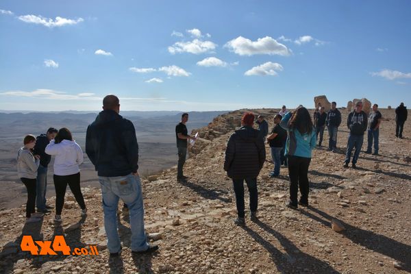 עצירה קצרה בגן הפסלים ליד אחד הפסלים להסבר קצר על סיפור גן הפסלים, מהיווסד הרעיון ועד מימושו בשנות ה-60 המוקדמות. 