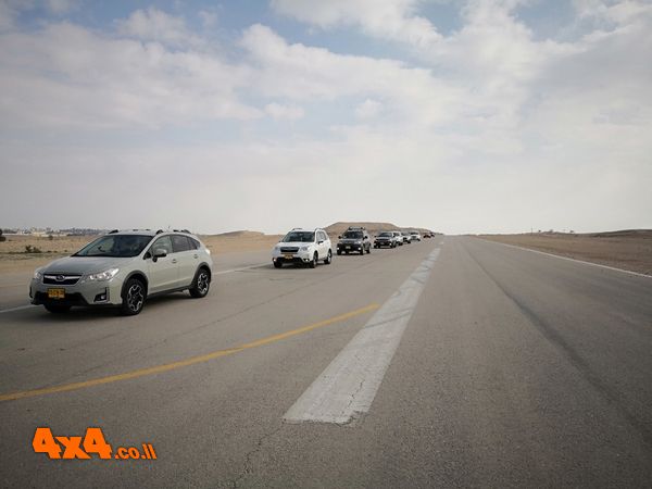 מתחילים בביקור במנחת ערד, סיבוב קצר במנחת כמה מילים בקשר תוך כדי הסיבוב.