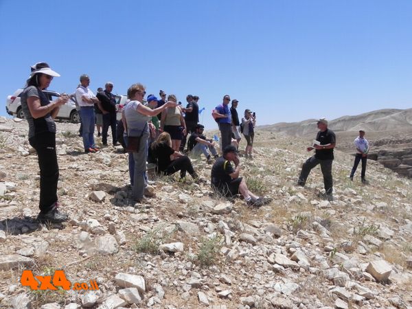 מול המנזר, קצת הסברים ועל אורך החיים של הנזירים