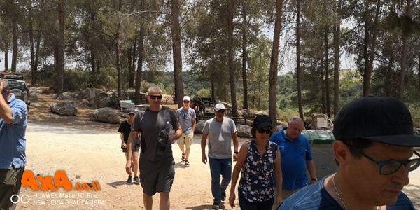הפסקת קפה תוך כדי דיבורים על חילוצים, על טיולים, הכרת השטח וקריאת מפת שבילים