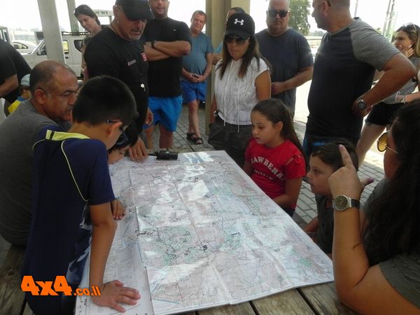 מתחילים את הטיול בתדרוך על המסלול הוראות בטיחות ונוהל שיירה