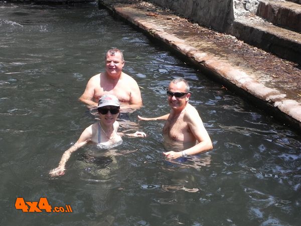 נהנים ממים צוננים בעין עלמין