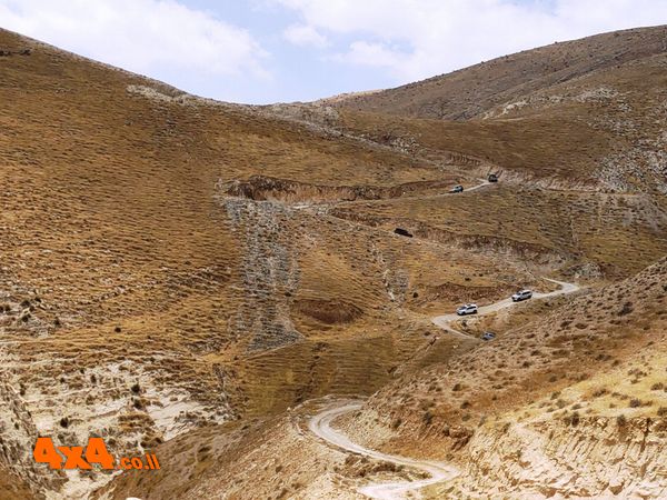 יורדים לאחד הואדיות בציר הפתלתל