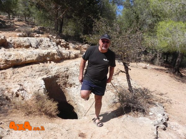 מסביר על הבור ואיך יורדים פנימה