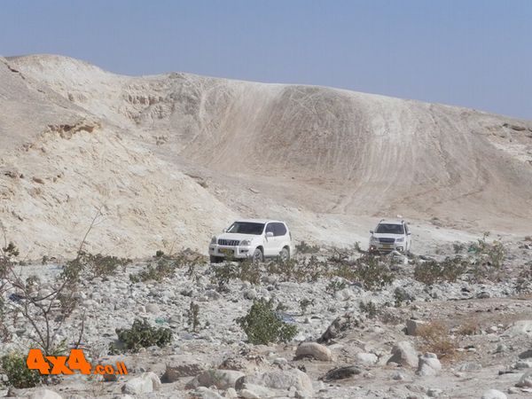 חוצים את נחל קדרון