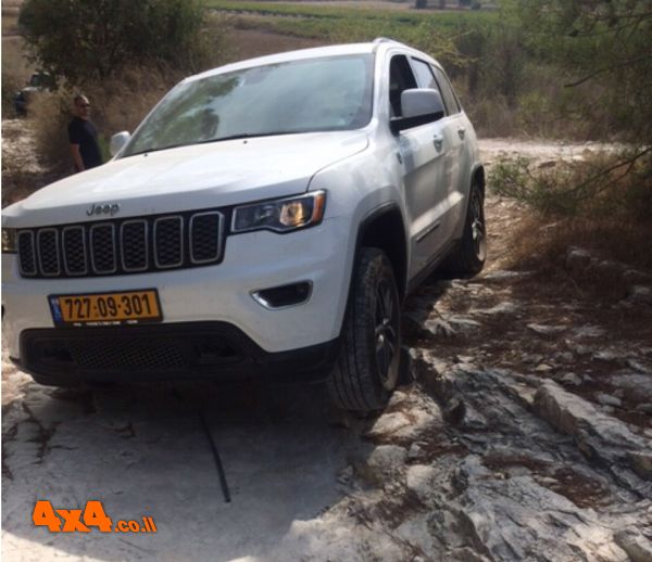 גראנד צ'רוקי מתגבר על מדרגה