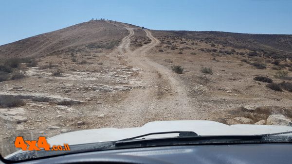 האחרון ממתין בסבלנות שהשיירה הארוכה תטפס