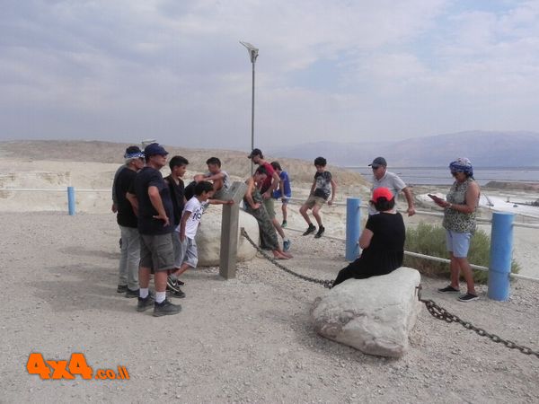מקשיבים למסבירן בתצפית מפעלי ים המלח