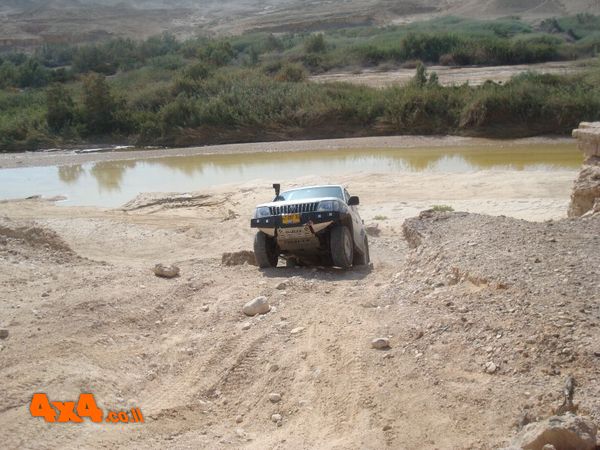 הפראדו הקצר מתגלגל למעלה בקלות