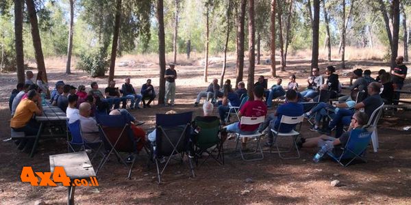 נחומי מרצה בחלק העיוני