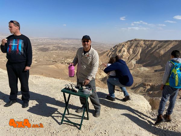 כל מי שהגיע מחכה לו כוס תה