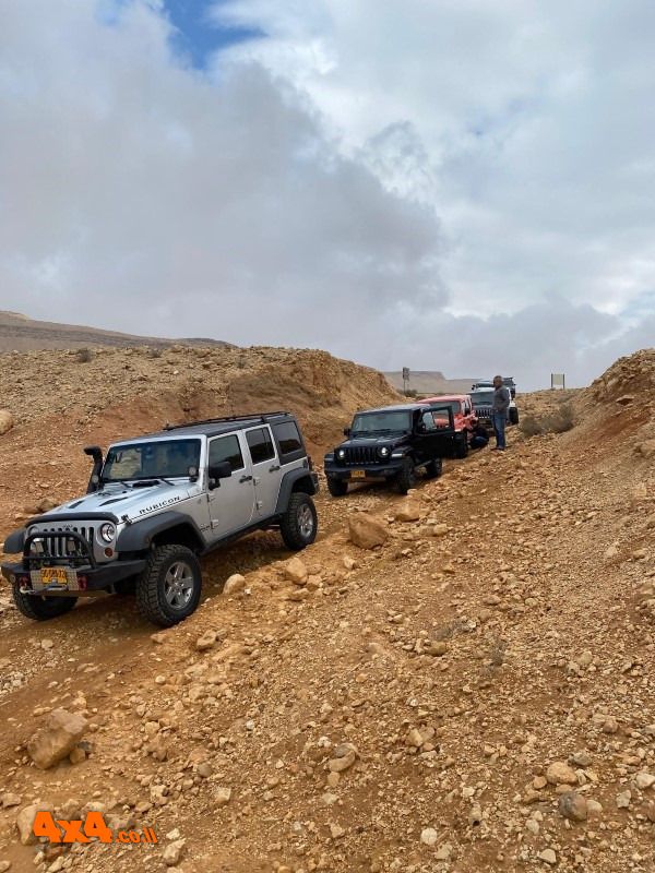 בדרך אברהם בתוך המכתש הגדול יש המעדיפים להקטין לחץ אויר בצמיגים