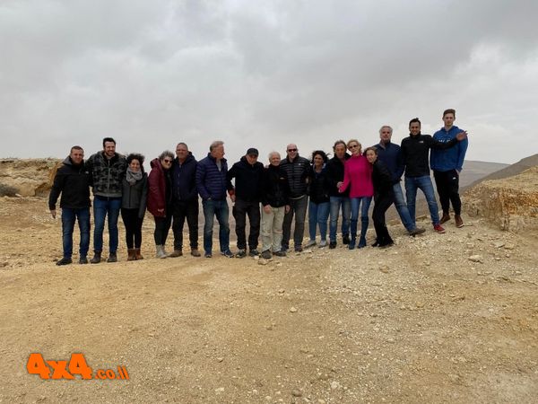 בסיום משימה ראשונה - תמונה קבוצתית בראש קיר המכתש ליד האנדרטה לציון קריאת הדרך על שם אברהם קריניצי