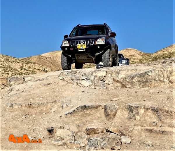 מדרגות סלע ברצף אתגר שיש לעבור בשום שכל
