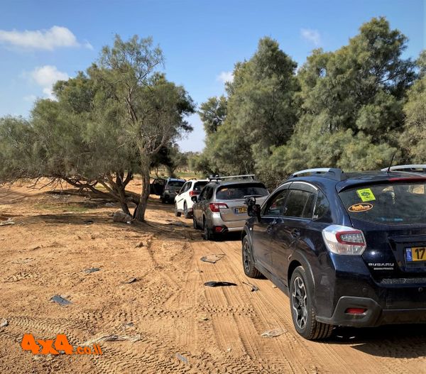 נכנסים לשטח על גדותיו של נחל סכר