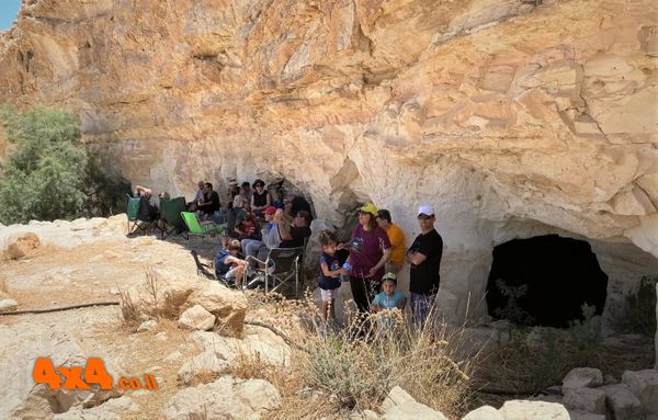 ארוחת הבוקר בצל ההר ליד בורות המים הנבטיים