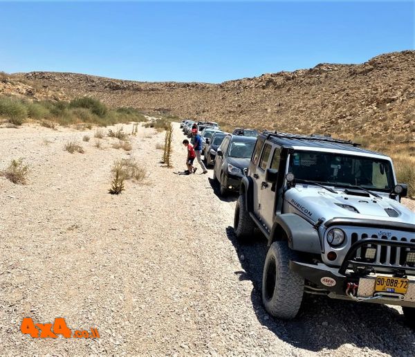 באפיק הלבן הבוהק של נחל יתר