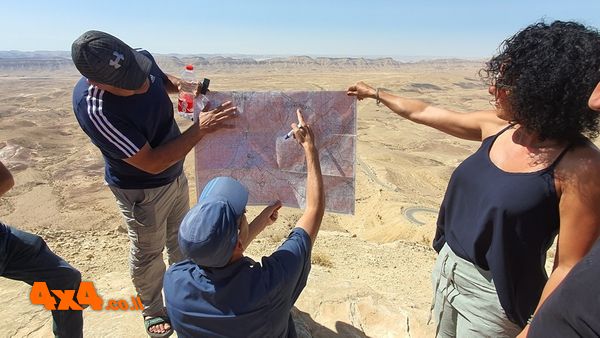 שרטוט ציר המסלול וברקע המכתש הגדול
