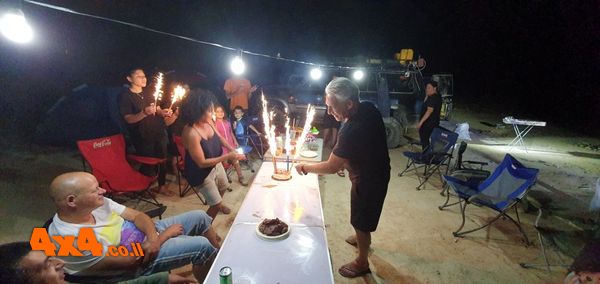 חניון הלילה - הלולאה חוגגים יום הולדת לאלעד ( ממש עלם חמודות)