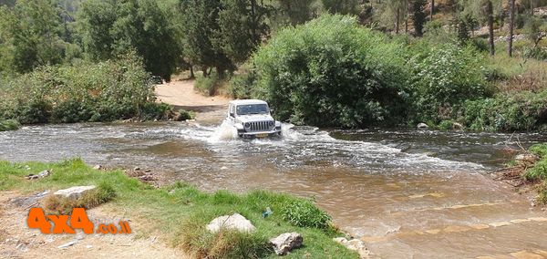 חציית נחל שורק