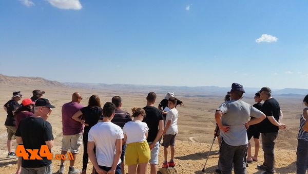 בתצפית מעלה נוח -  הסברים על המכתש