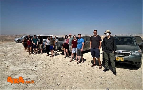 שומעים הסבר על מדבר יהודה ממרום הר מונטר