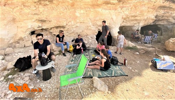 ליד בורות המים הנבטיים (יבשים לצערנו)