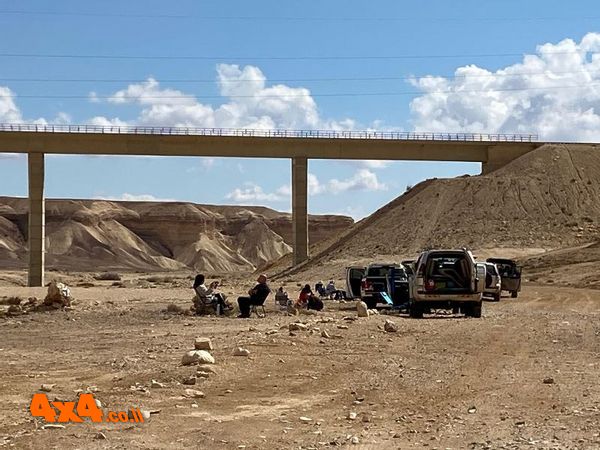 ארוחת הבור ליד הגב בצל גשר הרכבת הארוך מעל נחל צין