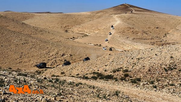 יורדים מהר כמריר לכיוון הרכס מעל נחל דימונה