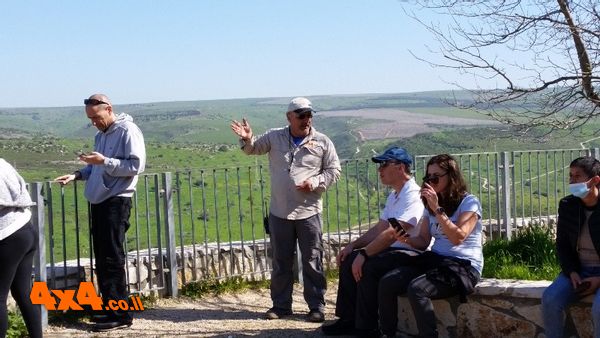 בתצפית נחל תבור מדברים על האזור ועל הטורבינות לייצור חשמל