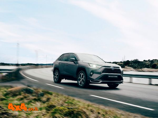 טויוטה ראב 4 מגיע לישראל בגרסת פלאג אין הייבריד 4X4