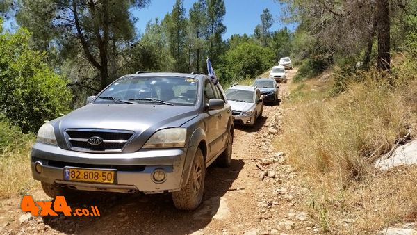 נוסעים לאורך דרך נוף נחל כסלון