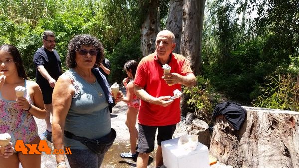 שמעון וזהבה חוגגים יום נישואים ומחלק גלידות לכולם