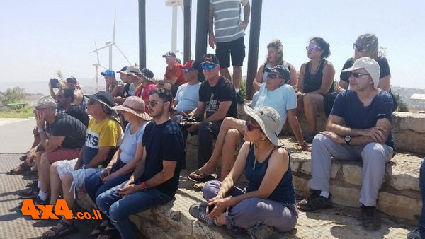 יושבים במצפה דובי וערן שמיר ומקשיבים להסברים