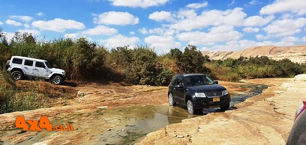 נכנסים לנחל צין