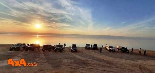 ים המלח וישראל באופק בשעת השקיעה