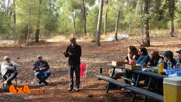 חיים מעביר את  ההרצאה