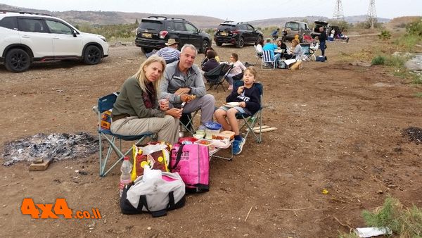 הפסקת צהריים פסטורלית מול הנהר