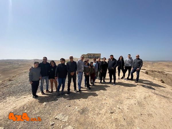 צילום קבוצתי על רקע אום דרג'