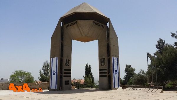 האנדרטה בהר אדר