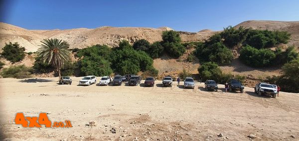 חונים מעל ואדי קלט לקראת שחייה במעיין באיזור