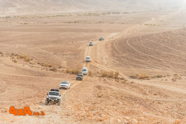 סמלת ציי רכב בטיול ג'יפים קשוחים בדרום מדבר יהודה