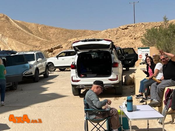 ארוחת בוקר ושיעור בגיאולוגיה בשער אשמדאי